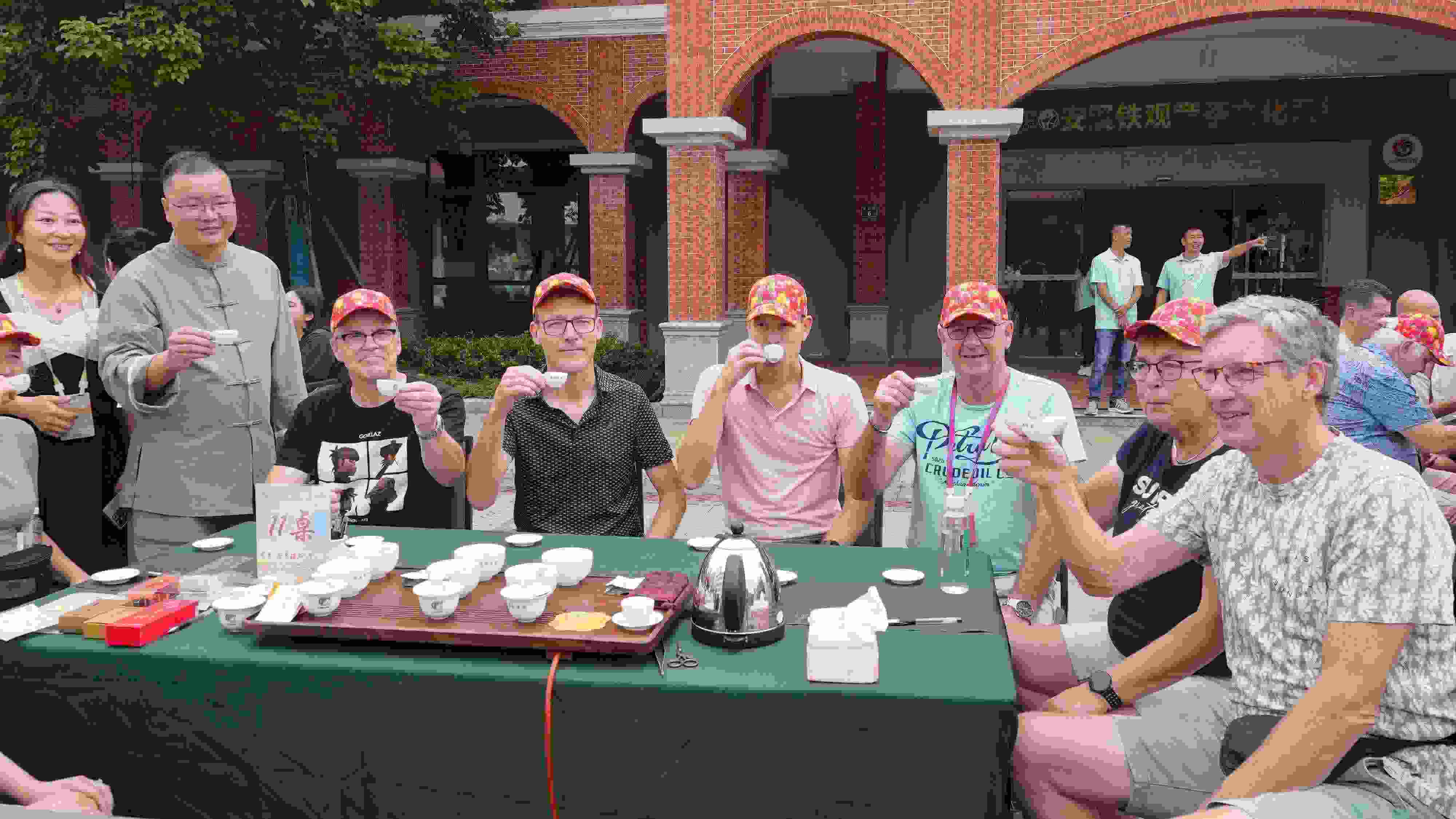 2023年10月4日，福建泉州，外國(guó)人品中國(guó)茶。