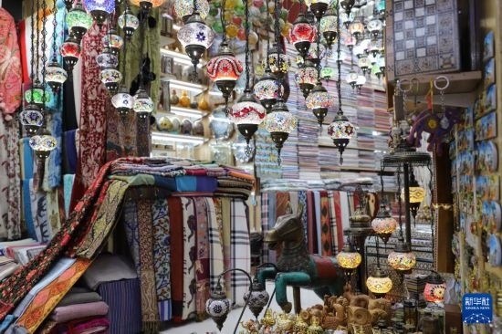 這是10月8日在阿曼首都馬斯喀特的穆特拉市集拍攝的一家店鋪。新華社記者 汪強(qiáng) 攝