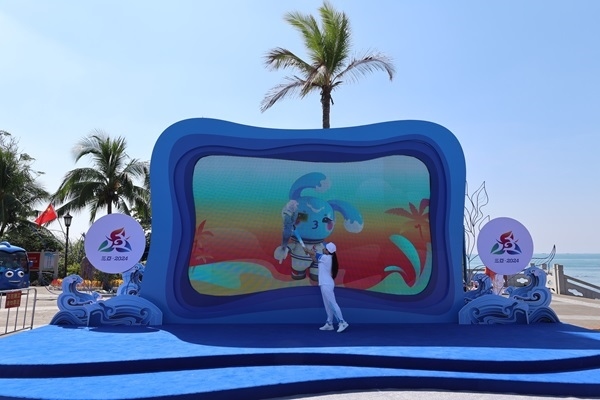 第12棒火炬手“點(diǎn)燃”現(xiàn)場(chǎng)大屏幕上運(yùn)動(dòng)會(huì)吉祥物“吉貝”手中的火炬。主辦方供圖