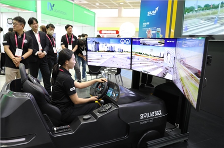 “智慧生活周”博覽會(huì)上展示的模擬駕駛系統(tǒng)。人民網(wǎng)記者 莽九晨攝