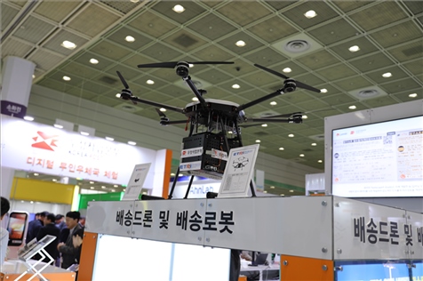 “智慧生活周”博覽會(huì)上展出的快遞無(wú)人機(jī)。人民網(wǎng)記者 莽九晨攝