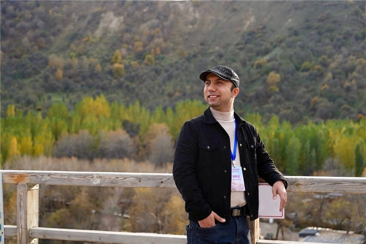 阿布德吾力參加“萬人說新疆”優(yōu)秀作者媒體行活動留影。受訪者供圖