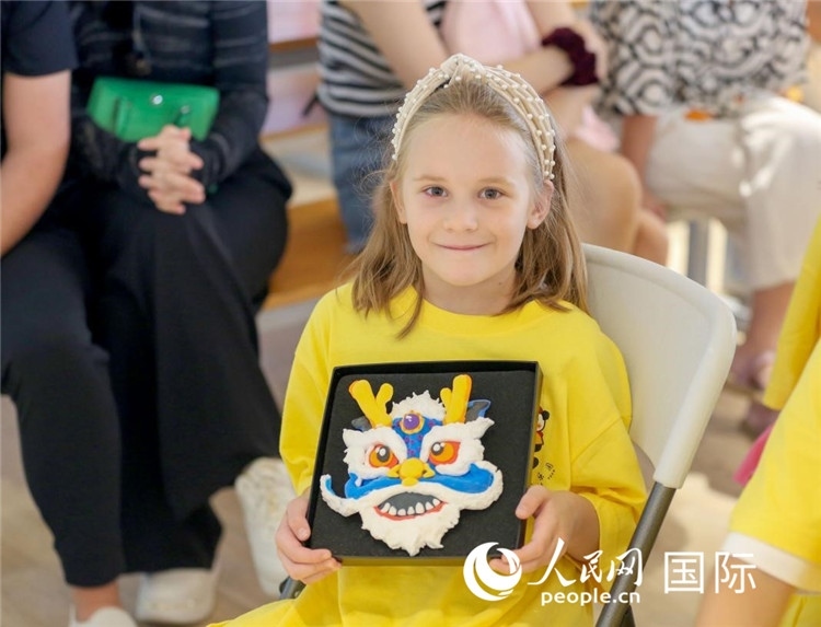 一名中文愛好者手捧生肖畫。人民網(wǎng)中東中心分社塔里克·易卜拉欣攝