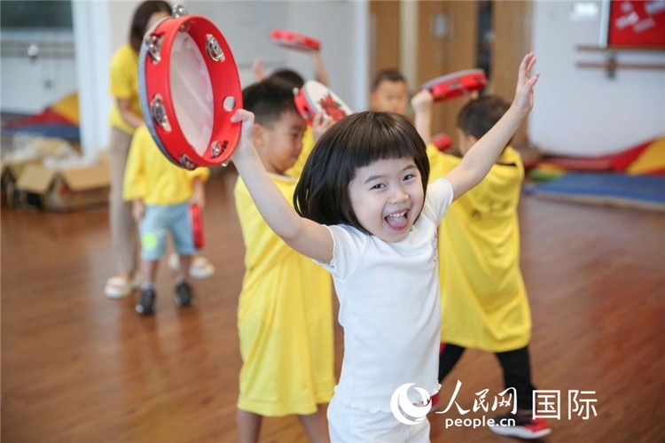 一名華裔兒童在參加音樂課程。人民網(wǎng)中東中心分社塔里克·易卜拉欣攝