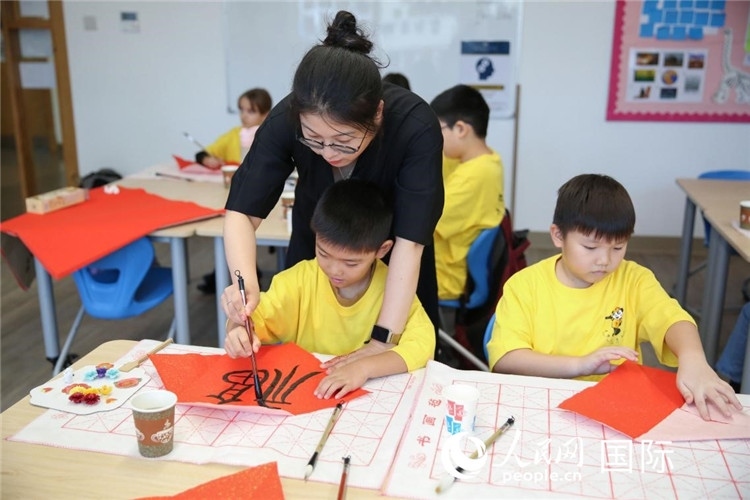 書法課場景。人民網(wǎng)中東中心分社塔里克·易卜拉欣攝