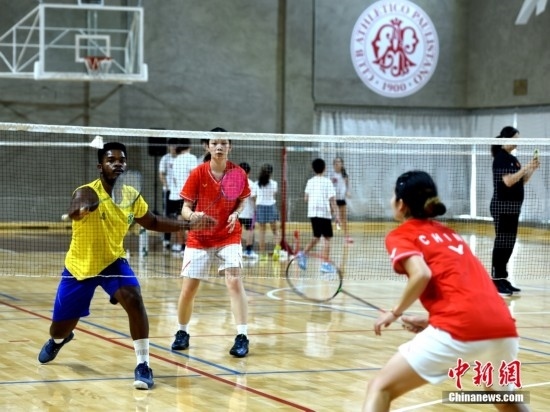當(dāng)?shù)貢r間10月12日，巴西圣保羅，中國高校羽毛球代表團和巴西羽毛球協(xié)會運動員切磋球技。 