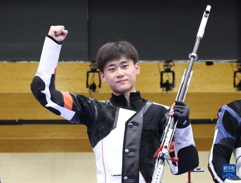 8月1日，在法國沙托魯舉行的巴黎奧運(yùn)會(huì)射擊男子50米步槍三姿決賽中，中國選手劉宇坤奪得冠軍。圖為劉宇坤在奪冠后慶祝。新華社記者 張帆 攝