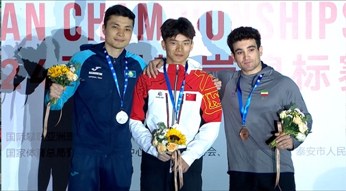 伍鵬（中）奪得男子速度項(xiàng)目冠軍。主辦方供圖