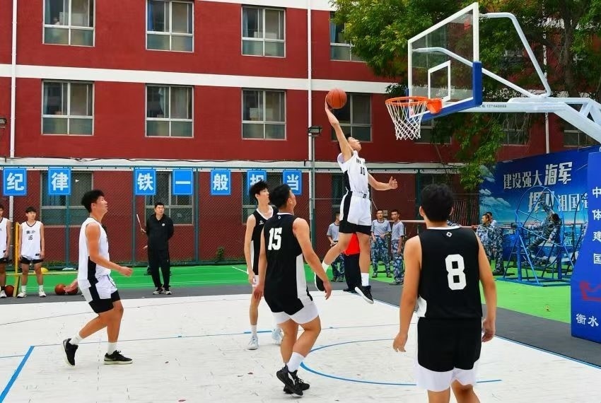 全天候室外運動木地板籃球場上精彩激烈的籃球賽。 主辦方供圖