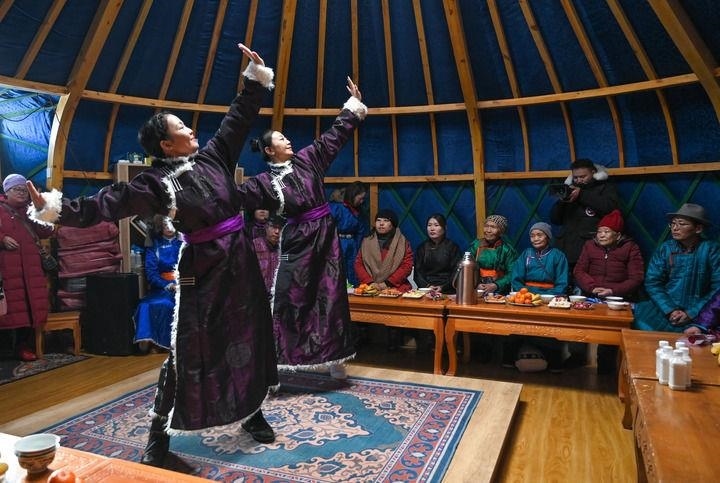 2023年12月21日，烏蘭牧騎隊員在內(nèi)蒙古阿其圖烏拉蘇木進(jìn)行舞蹈表演。