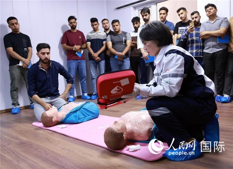 新進油田工作的伊拉克大學生在接受急救培訓。人民網(wǎng)記者管克江攝
