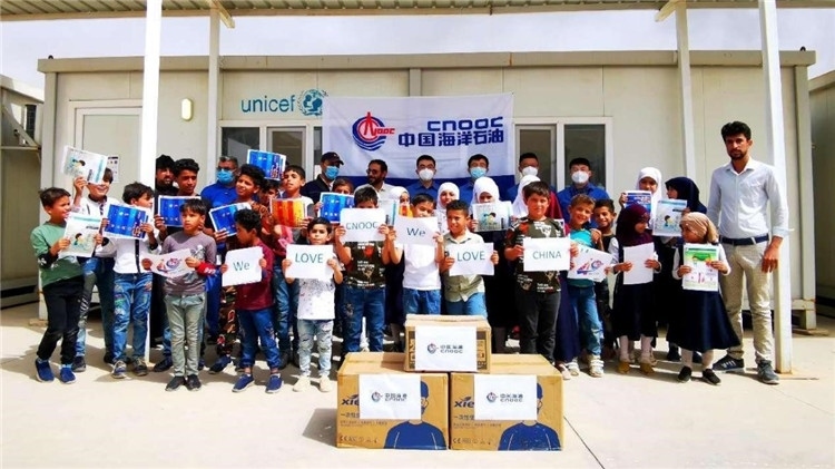 慰問當?shù)貙W校。中國海油供圖