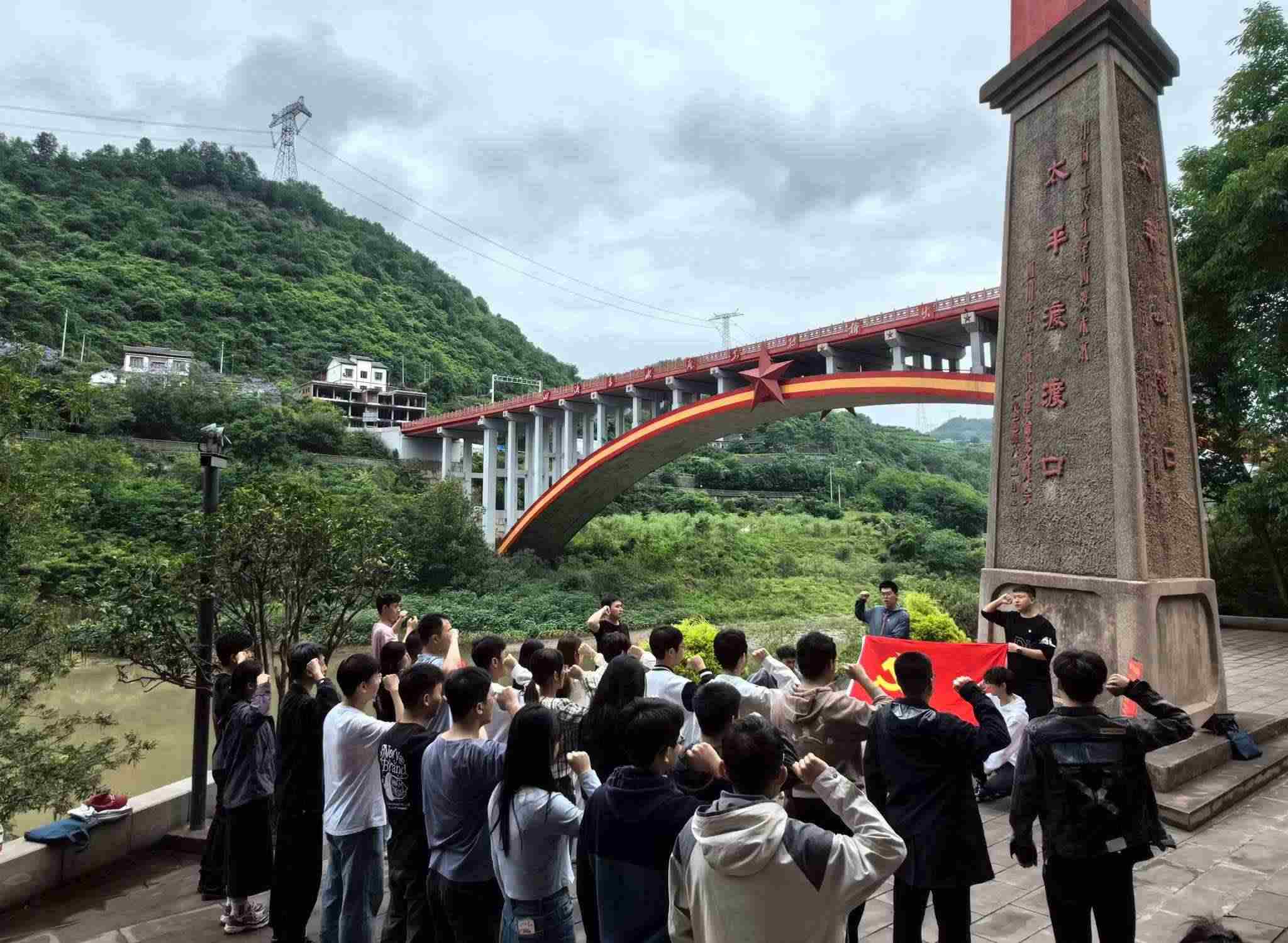 師生重溫入黨誓詞。校方供圖