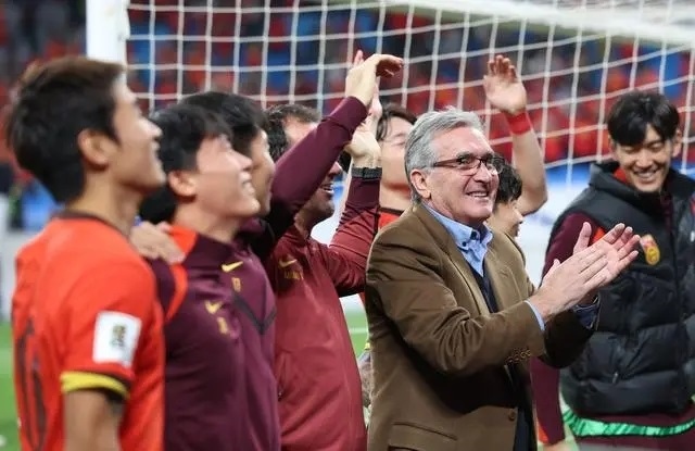 10月15日晚，國(guó)足主教練伊萬(wàn)科維奇（前右）賽后向觀眾致意。新華社記者 胡星宇攝