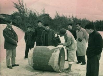 谷文昌（左一）與工程技術(shù)人員解決地下水供給（資料照片）。谷文昌帶領(lǐng)群眾修建了22座水庫和705處永久性水利工程，緩解了東山縣水資源極度缺乏的難題。