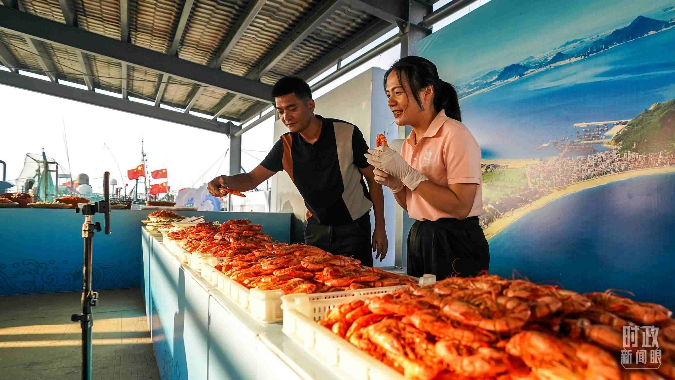 △正在直播賣貨的澳角村村民。（總臺記者李晉拍攝）