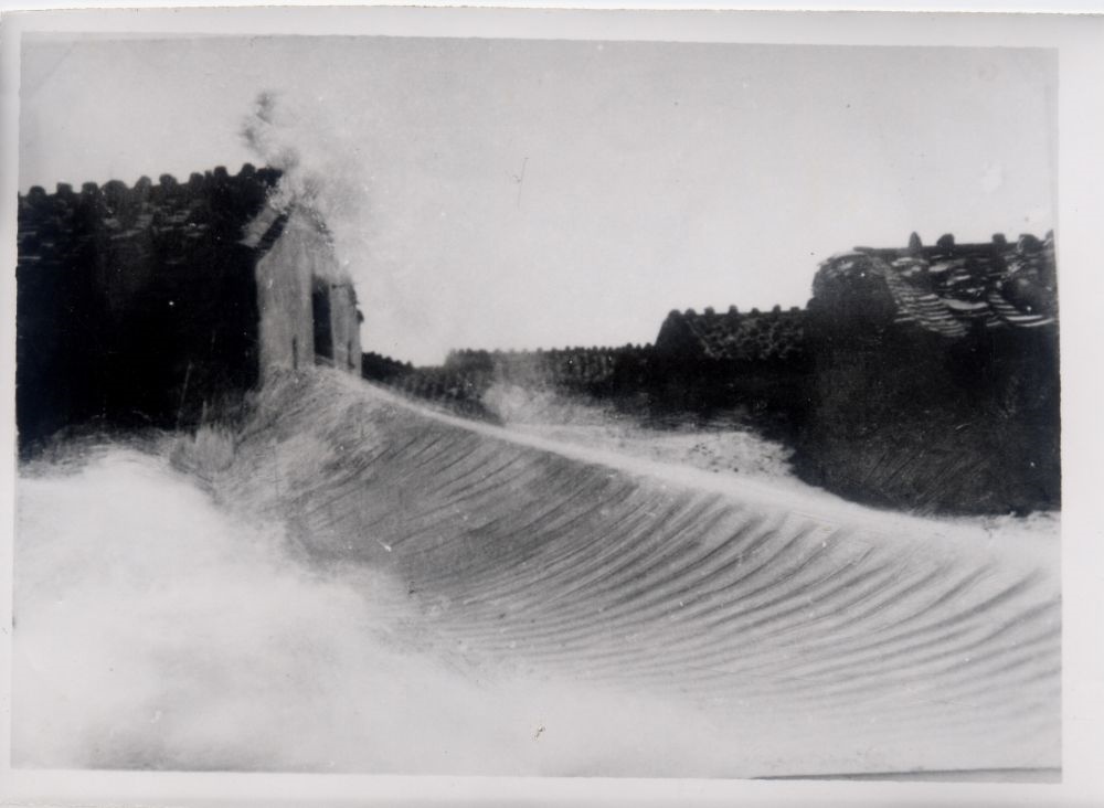 昔日的東山島風(fēng)沙掩埋部分村民村舍（資料照片）。