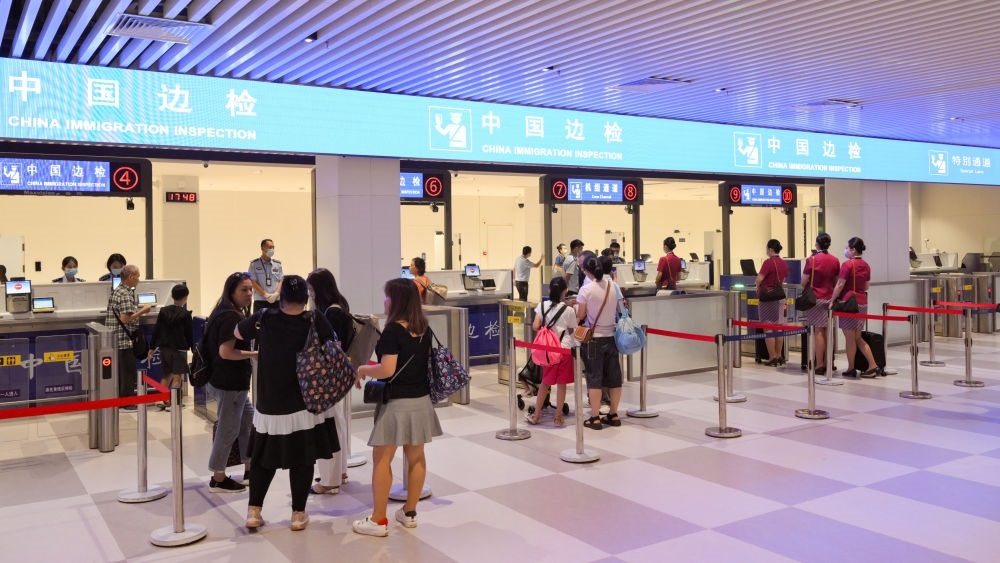 2023年7月26日，旅客在三亞鳳凰國際機(jī)場國際航站樓有序通關(guān)。三亞鳳凰國際機(jī)場國際航站樓改擴(kuò)建項(xiàng)目主體工程已于2023年7月1日完工并投入使用，該項(xiàng)目是海南自貿(mào)港首個(gè)主體工程完工并投入使用的封關(guān)運(yùn)作項(xiàng)目?！逗Ｄ献杂少Q(mào)易港建設(shè)總體方案》明確，海南將在2025年前適時(shí)啟動(dòng)全島封關(guān)運(yùn)作。