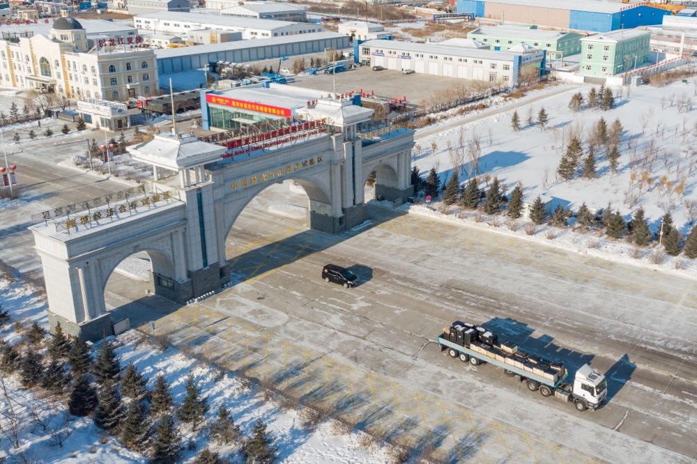 這是中國（黑龍江）自由貿(mào)易試驗(yàn)區(qū)黑河片區(qū)（2024年1月31日攝，無人機(jī)照片）。2023年，該自貿(mào)片區(qū)外貿(mào)進(jìn)出口總值達(dá)244.82億元，實(shí)現(xiàn)增幅56.9%，引進(jìn)外資企業(yè)16家，直接利用外資127.3萬美元，同比增長27.3%。