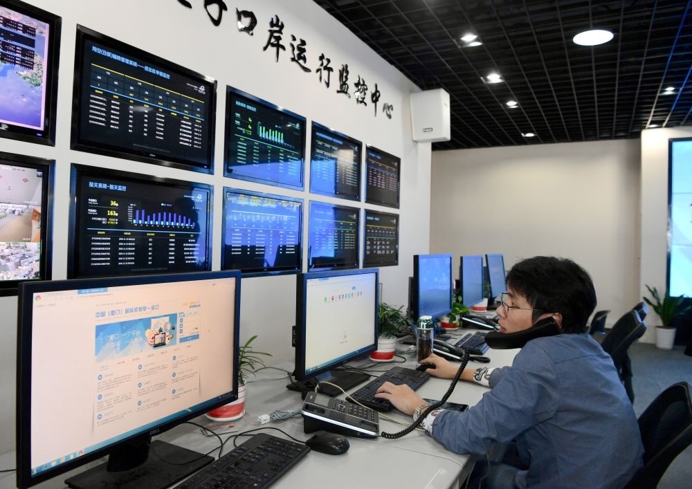 在中國（福建）自由貿(mào)易試驗(yàn)區(qū)廈門片區(qū)，國際貿(mào)易“單一窗口”工作人員在網(wǎng)上受理業(yè)務(wù)（2018年11月15日攝）。“單一窗口”是關(guān)檢等口岸部門、地方政府相關(guān)部門、金融機(jī)構(gòu)等共同參與的口岸管理共享平臺。貿(mào)易商能夠通過一個(gè)入口提交貨物進(jìn)出口或轉(zhuǎn)運(yùn)所需要的單證或電子數(shù)據(jù)，實(shí)現(xiàn)“一個(gè)平臺、一點(diǎn)接入、一次申報(bào)、一次辦結(jié)”。