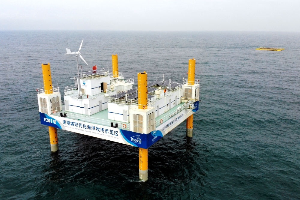 這是應(yīng)用5G技術(shù)的山東長島綜合試驗(yàn)區(qū)南隍城國家級海洋牧場示范區(qū)海上平臺（2020年8月8日攝，無人機(jī)照片）。中國（山東）自由貿(mào)易試驗(yàn)區(qū)設(shè)立以來，一系列大膽試、大膽闖、自主改的政策逐步落實(shí)，制度創(chuàng)新打通堵點(diǎn)、釋放活力，成為深化對外開放、發(fā)展海洋經(jīng)濟(jì)的重要抓手。