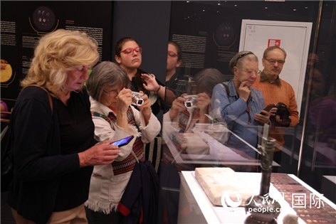 嘉賓參觀展覽。人民網(wǎng)記者禹麗敏 攝。