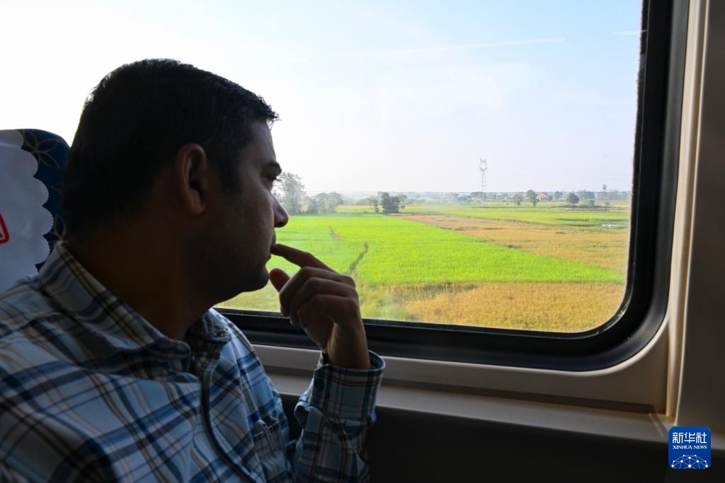 這是10月12日在老撾拍攝的中老鐵路C98列車上的一名乘客。新華社記者 程一恒 攝