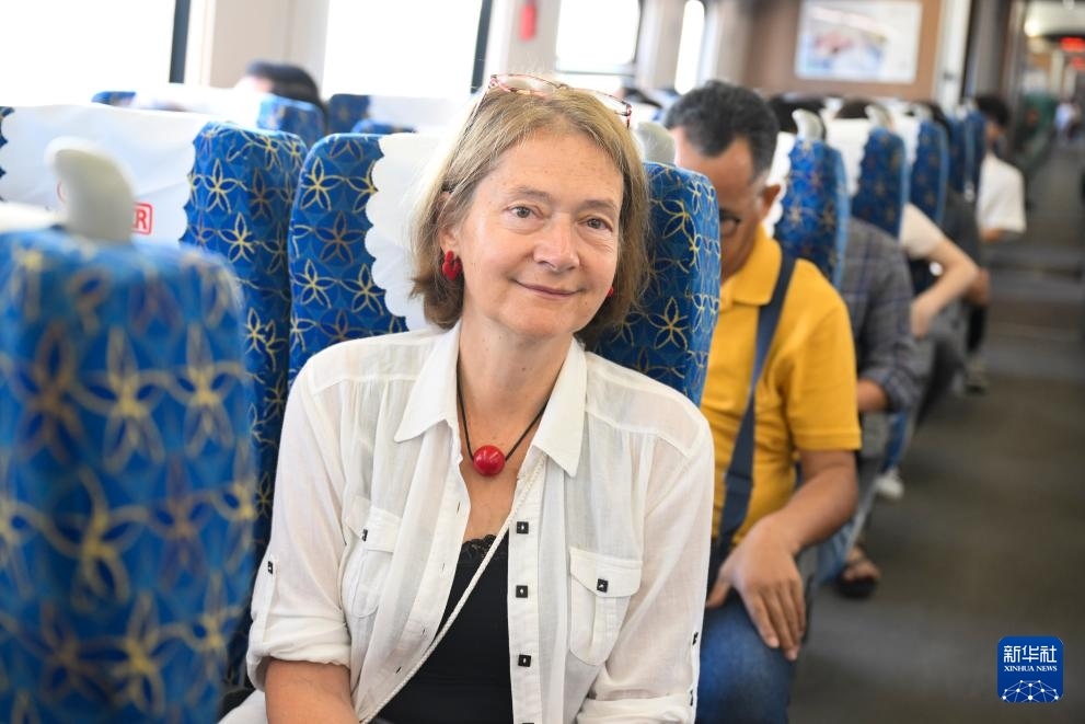 這是10月12日在老撾拍攝的中老鐵路C98列車上的一名乘客。新華社記者 程一恒 攝