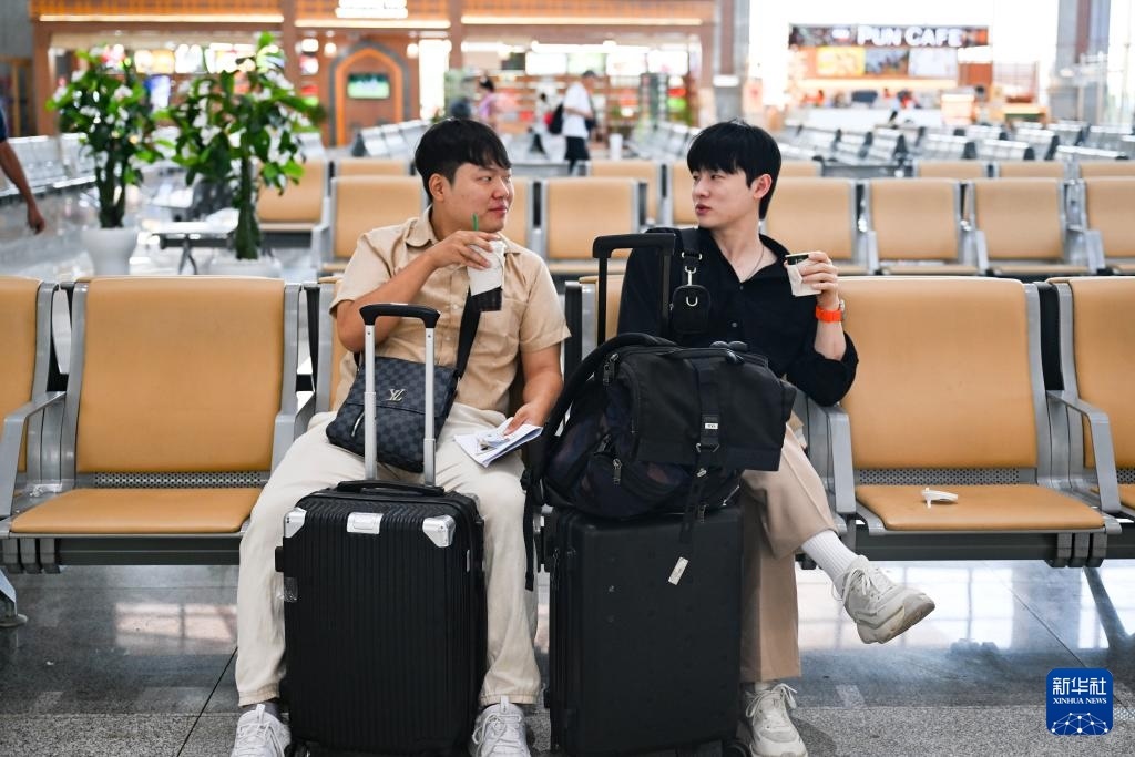 10月12日，在老撾萬象中老鐵路萬象站候車廳，兩名乘客在等候列車。新華社記者 程一恒 攝