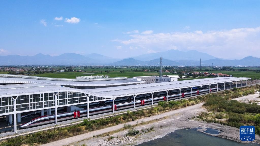 9月13日，在印度尼西亞萬隆德卡魯爾站，雅萬高鐵高速動車組列車停靠在站臺上（無人機照片）。新華社記者 徐欽 攝