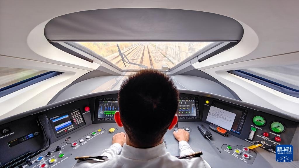 9月12日，司機駕駛高速動車組列車行駛在雅萬高鐵上（手機照片）。新華社記者 徐欽 攝