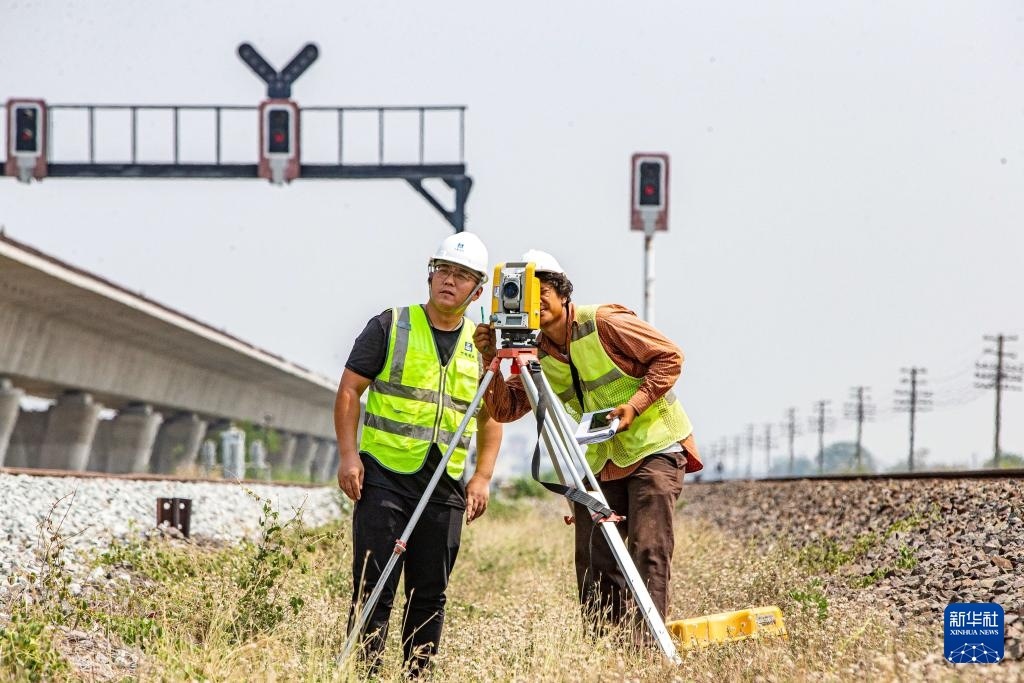 5月1日，在泰國大城府，中泰高鐵項目工作人員在施工現場勘查。新華社記者 王騰 攝