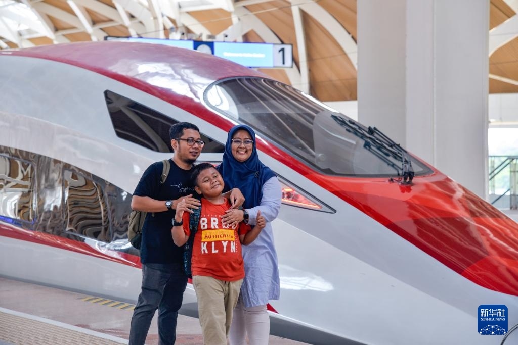 4月17日，在印度尼西亞雅加達哈利姆站站臺，乘客和雅萬高鐵高速動車組列車合影。新華社記者 徐欽 攝