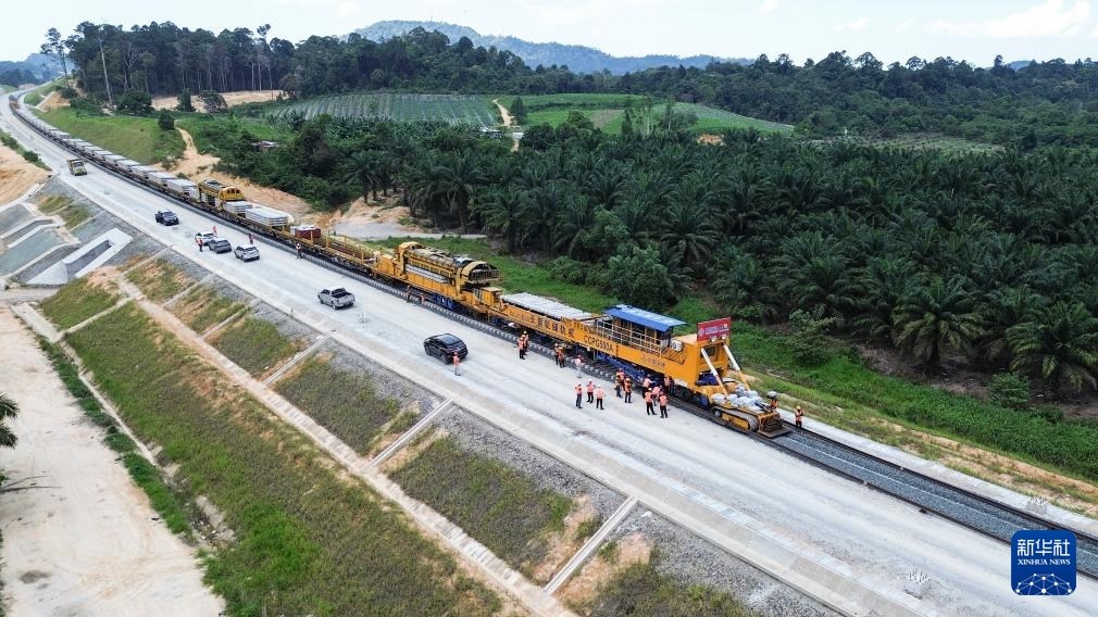 這是5月6日在馬來西亞彭亨州航拍的馬東鐵項目的鋪軌現場。新華社記者 程一恒 攝