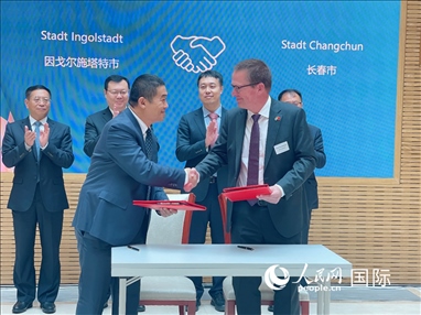 （10月16日，第十屆巴伐利亞中國日在慕尼黑舉行。圖為簽約儀式現(xiàn)場。人民網(wǎng)記者劉赫攝）