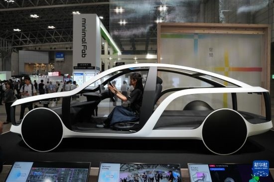 這是10月17日在日本千葉縣舉行的日本高新技術(shù)博覽會(huì)上拍攝的，索尼公司展示的概念車模型。新華社記者 錢錚 攝