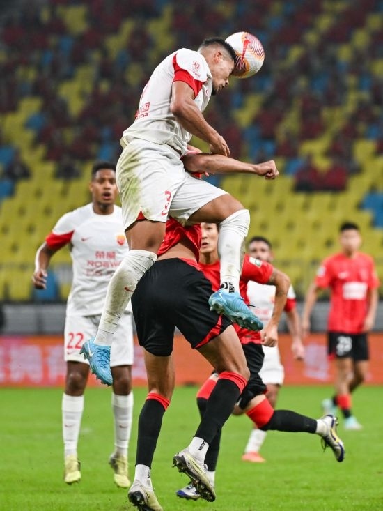 10月18日，上海海港隊球員蔣光太（上）在比賽中和成都蓉城隊球員費利佩（下）爭頂。新華社記者 王曦 攝