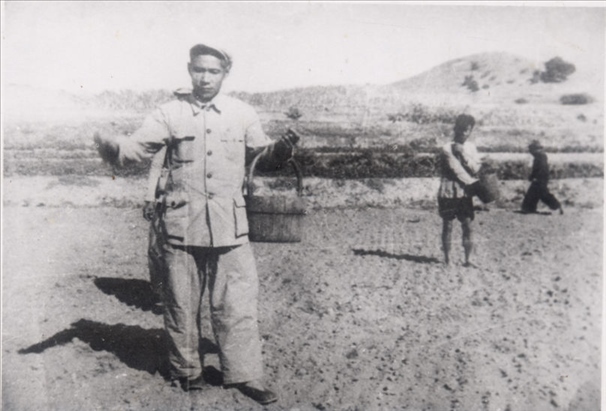 谷文昌（左）在田間與農(nóng)民一起勞動(dòng)（資料照片）。