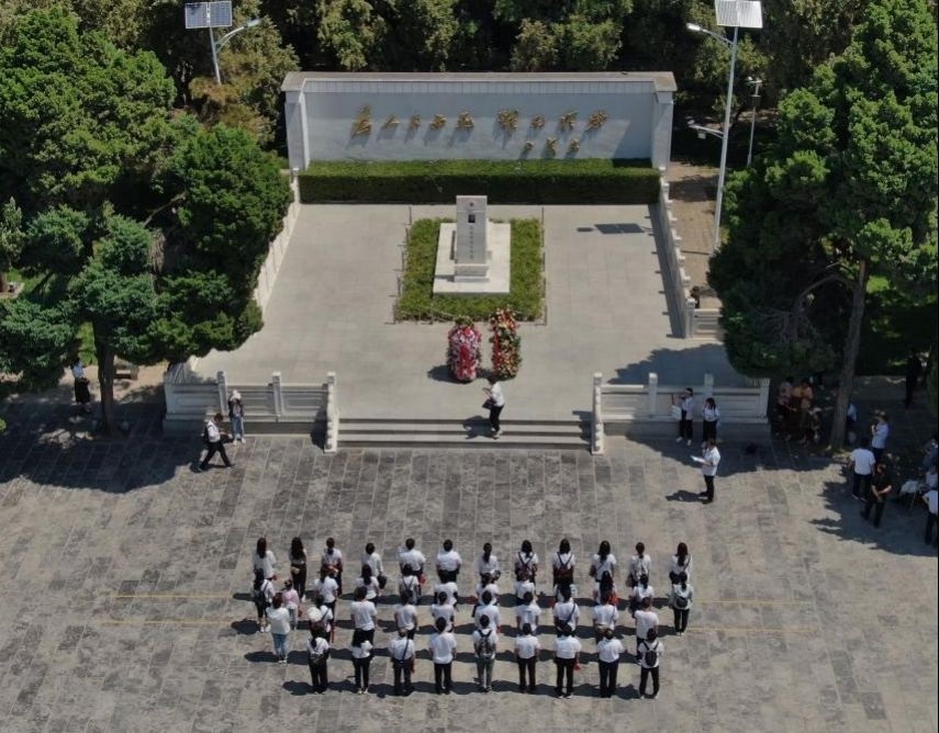 2021年6月24日，參觀者在位于河南省蘭考縣的焦裕祿紀(jì)念園瞻仰焦裕祿烈士墓（無人機(jī)照片）。新華社記者 李安 攝