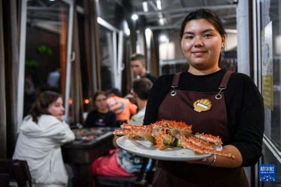 9月2日，俄羅斯符拉迪沃斯托克一家餐館的服務(wù)員在展示帝王蟹。新華社記者 曹陽 攝