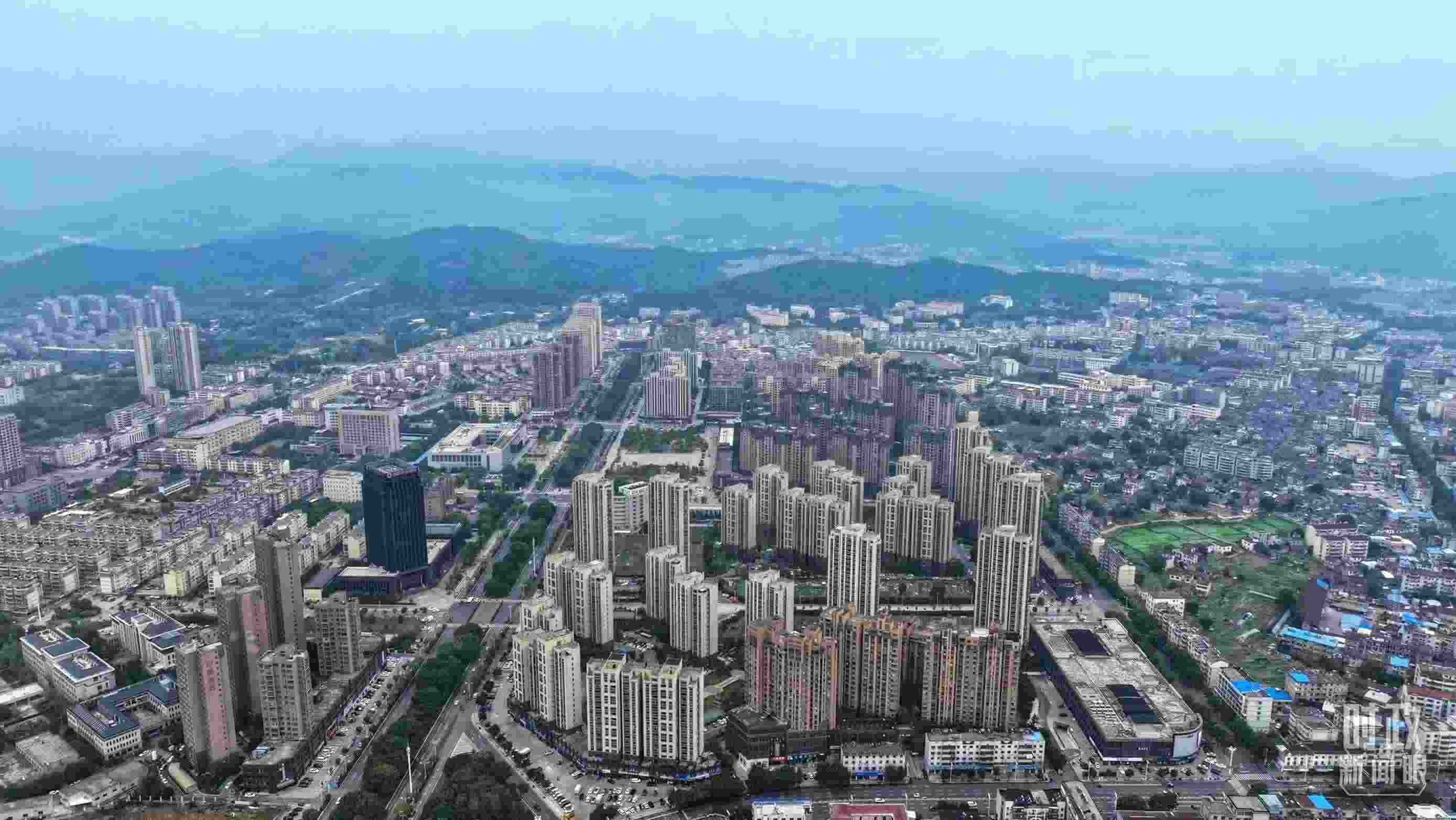 △俯瞰桐城市。（總臺記者葛啟文拍攝）