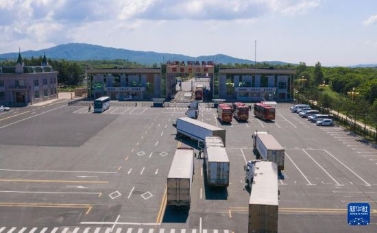 2019年6月22日，往返于中國和俄羅斯的貨車在中俄琿春口岸前排隊等待通關(guān)（無人機照片）。