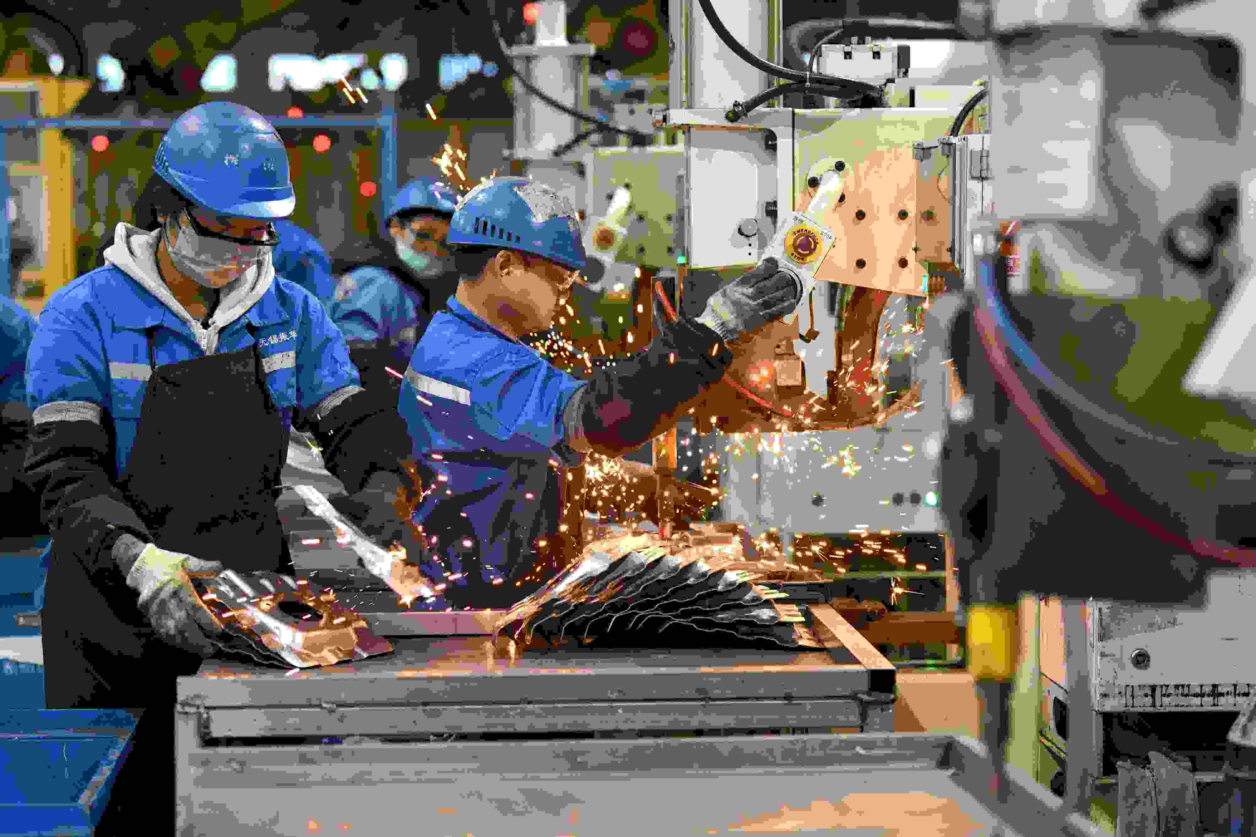 2023年2月7日，福建省寧德市蕉城區(qū)一家汽車零部件生產(chǎn)企業(yè)的生產(chǎn)線上一派繁忙景象。