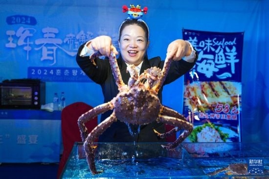 9月19日，在吉林省琿春市，商家在展示售賣的帝王蟹。新華社記者 許暢 攝