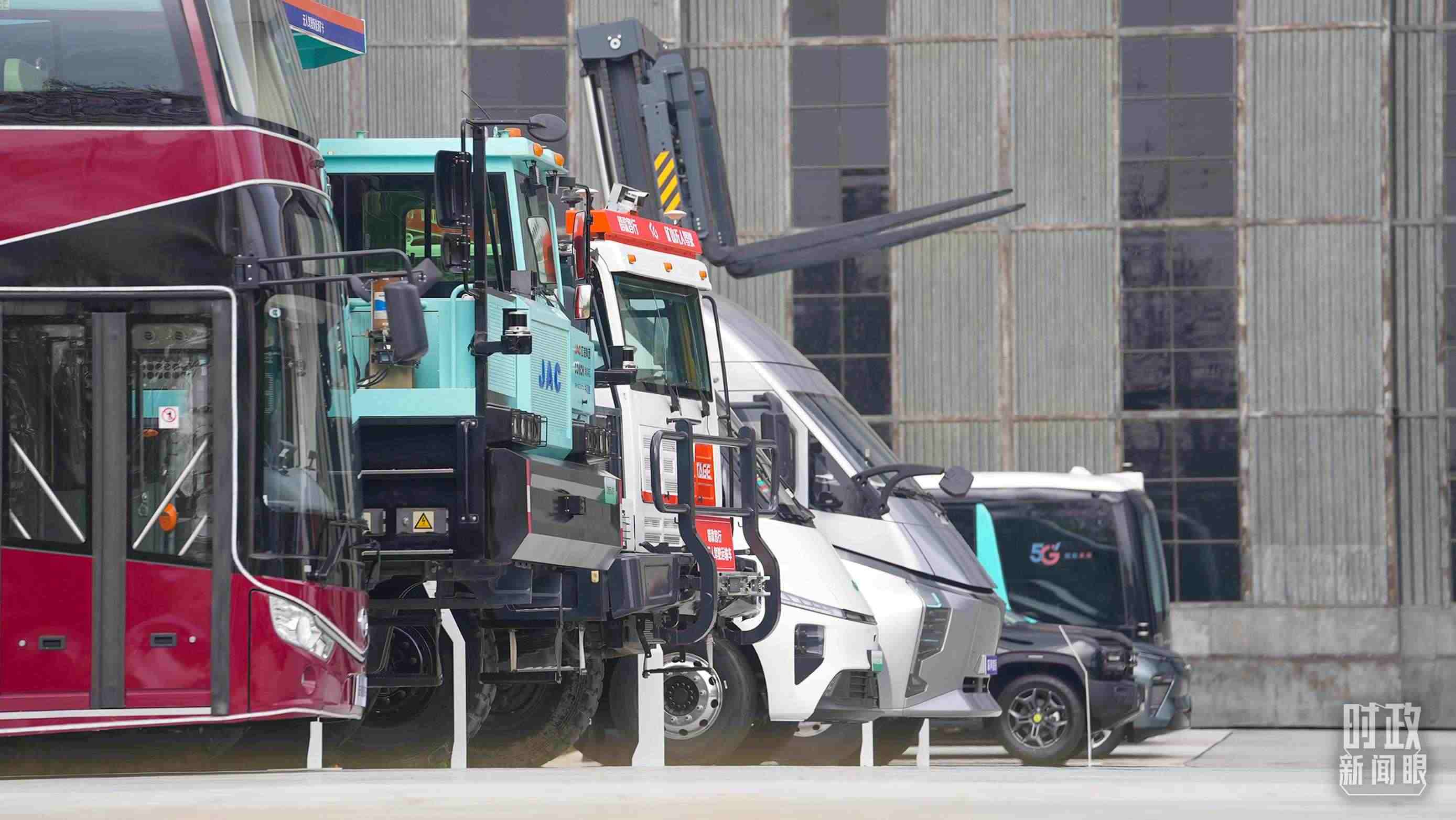 △安徽省重大科技創(chuàng)新成果集中展示展出的新能源汽車。（總臺央視記者金雨秋拍攝）