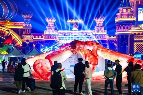 9月19日，游客在吉林省琿春市的2024琿春帝王蟹美食嘉年華現(xiàn)場游玩。新華社記者 許暢 攝