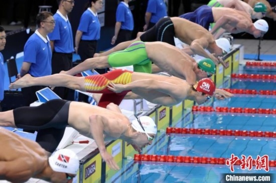 10月19日晚，2024年世界泳聯(lián)游泳世界杯上海站結(jié)束第二個比賽日的爭奪。圖為中國選手潘展樂(左三)在男子100米自由泳決賽中。 中新社記者 湯彥俊 攝