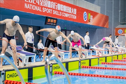 參賽選手在游泳救生項目比賽中。賽事主辦方供圖