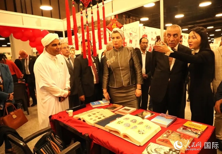 第二十三屆約旦安曼國際書展于10月10日至19日在約旦展覽中心舉行，約旦政府和民間各界人士在中國展臺翻閱圖書，熱烈交流互動，感受中華文化之美。人民網記者 李瀟攝