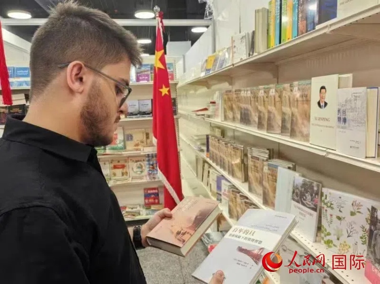 第二十三屆約旦安曼國際書展于10月10日至19日在約旦展覽中心舉行，約旦政府和民間各界人士在中國展臺翻閱圖書，熱烈交流互動，感受中華文化之美。人民網記者 李瀟攝